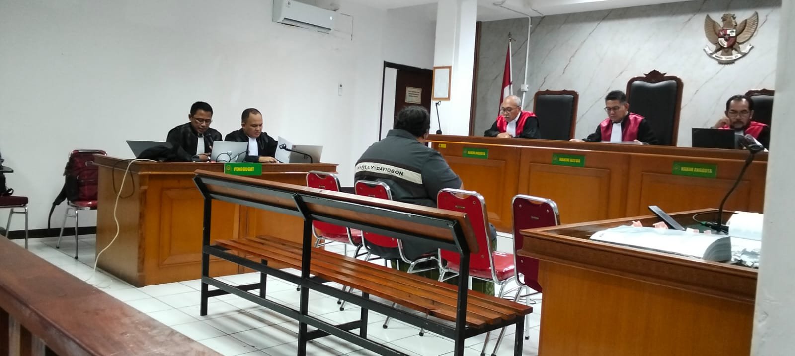 Yayat Sudrajat sedang memberikan keterangan dihadapan majelis hakim dalam perkara Suap terhadap Bupati Bekasi Ade Kuswara Kunang yang di gelar di Pengadilan Tipikor Bandung,Rabu (842026).
