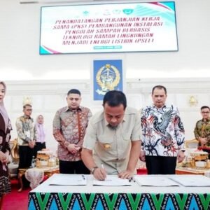 Gubernur sulsel andi sudirman sulaiman menandatangani kerja sama pembangunan psel rp 3 triliun di tpa antang makassar untuk me 1775293747276