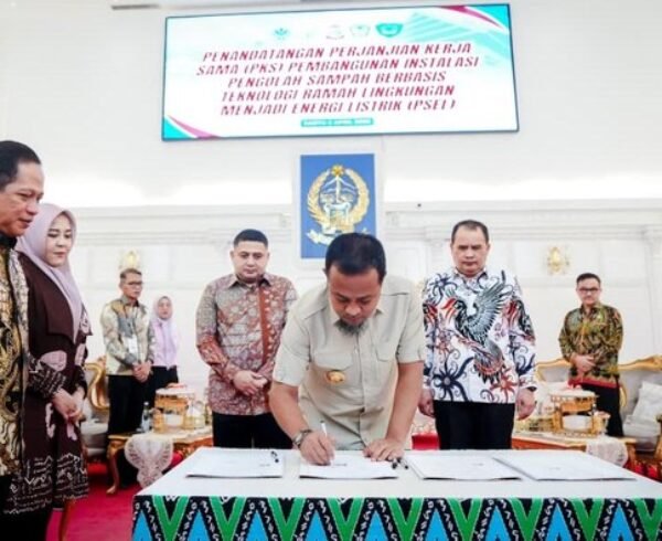 Gubernur sulsel andi sudirman sulaiman menandatangani kerja sama pembangunan psel rp 3 triliun di tpa antang makassar untuk me 1775293747276