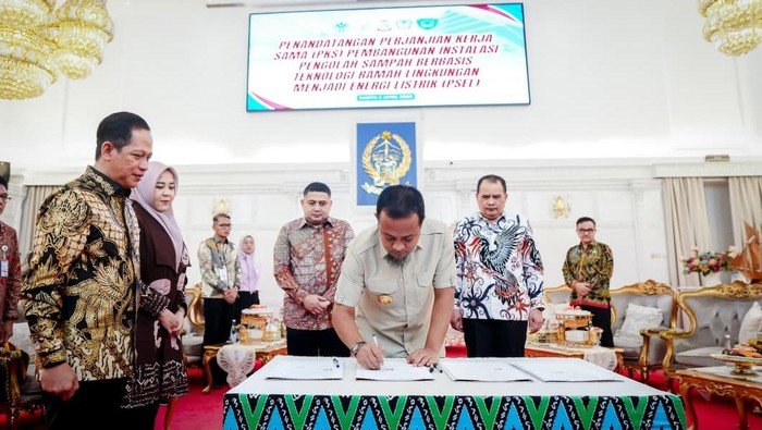 Gubernur sulsel andi sudirman sulaiman menandatangani kerja sama pembangunan psel rp 3 triliun di tpa antang makassar untuk me 1775293747276