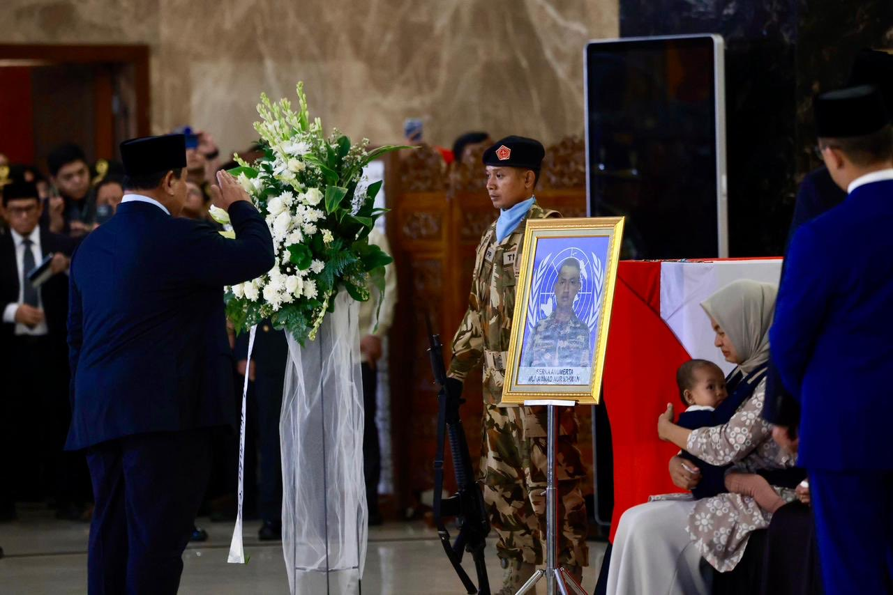 Presiden Prabowo Subianto saat berada di prosesi pemakaman 3 prajurit TNI yang gugur saat menjalankan tugas perdamaian di Libanon [foto:x]