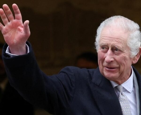 Potret raja charles iii tinggalkan rs usai jalani operasi prostat 3